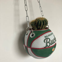 Charger l'image dans la galerie, decoration-ballon-de-basket-transforme-en-pot-de-fleur-bucks-basketball-planter