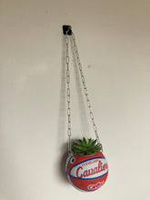 Charger l'image dans la galerie, decoration-ballon-de-basket-transforme-en-pot-de-fleur-cavaliers-basketball-planter