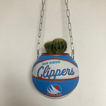 Charger l'image dans la galerie, decoration-ballon-de-basket-transforme-en-pot-de-fleur-clippers-basketball-planter