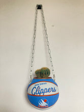 Charger l'image dans la galerie, decoration-ballon-de-basket-transforme-en-pot-de-fleur-clippers-basketball-planter