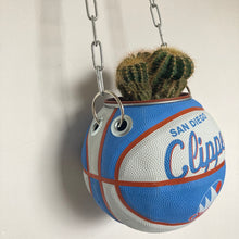 Charger l'image dans la galerie, decoration-ballon-de-basket-transforme-en-pot-de-fleur-clippers-basketball-planter