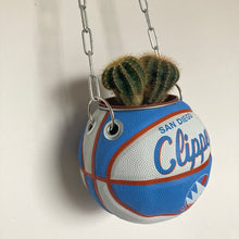 Charger l'image dans la galerie, decoration-ballon-de-basket-transforme-en-pot-de-fleur-clippers-basketball-planter
