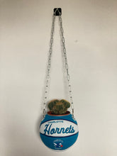 Charger l'image dans la galerie, decoration-ballon-de-basket-transforme-en-pot-de-fleur-hornets