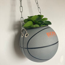 Charger l'image dans la galerie, decoration-ballon-de-basket-transforme-en-pot-de-fleur-hugo-boss-basketball-planter
