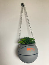 Charger l'image dans la galerie, decoration-ballon-de-basket-transforme-en-pot-de-fleur-hugo-boss-basketball-planter