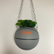 Charger l'image dans la galerie, decoration-ballon-de-basket-transforme-en-pot-de-fleur-hugo-boss-basketball-planter