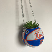 Charger l'image dans la galerie, decoration-ballon-de-basket-transforme-en-pot-de-fleur-knicks-basketball-planter