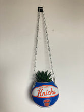Charger l'image dans la galerie, decoration-ballon-de-basket-transforme-en-pot-de-fleur-knicks