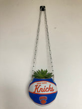 Charger l'image dans la galerie, decoration-ballon-de-basket-transforme-en-pot-de-fleur-knicks-basketball-planter