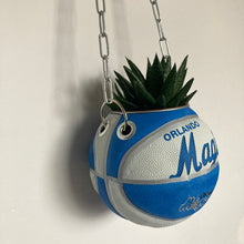 Charger l'image dans la galerie, decoration-ballon-de-basket-transforme-en-pot-de-fleur-magic-basketball-planter