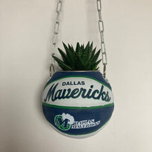 Charger l'image dans la galerie, decoration-ballon-de-basket-transforme-en-pot-de-fleur-mavericks-basketball-planter