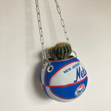 Charger l'image dans la galerie, decoration-ballon-de-basket-transforme-en-pot-de-fleur-nets-basketball-planter