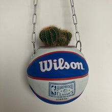 Charger l'image dans la galerie, decoration-ballon-de-basket-transforme-en-pot-de-fleur-nets-basketball-planter