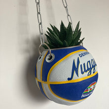 Charger l'image dans la galerie, decoration-ballon-de-basket-transforme-en-pot-de-fleur-nuggets