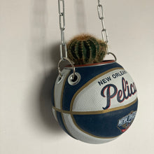 Charger l'image dans la galerie, decoration-ballon-de-basket-transforme-en-pot-de-fleur-pelicans-basketball-planter