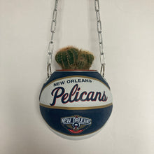 Charger l'image dans la galerie, decoration-ballon-de-basket-transforme-en-pot-de-fleur-pelicans-basketball-planter