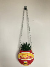 Charger l'image dans la galerie, decoration-ballon-de-basket-transforme-en-pot-de-fleur-rockets-basketball-planter