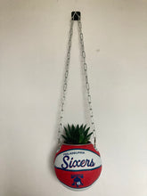 Charger l'image dans la galerie, decoration-ballon-de-basket-transforme-en-pot-de-fleur-sixers-basketball-planter