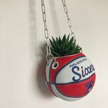 Charger l'image dans la galerie, decoration-ballon-de-basket-transforme-en-pot-de-fleur-sixers-basketball-planter