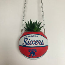Charger l'image dans la galerie, decoration-ballon-de-basket-transforme-en-pot-de-fleur-sixers-basketball-planter