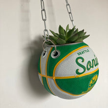 Charger l'image dans la galerie, decoration-ballon-de-basket-transforme-en-pot-de-fleur-sonics-basketball-planter
