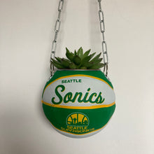 Charger l'image dans la galerie, decoration-ballon-de-basket-transforme-en-pot-de-fleur-sonics-basketball-planter