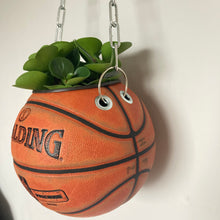 Charger l'image dans la galerie, decoration-ballon-de-basket-transforme-en-pot-de-fleur-spalding-basketball-planter