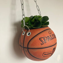 Charger l'image dans la galerie, decoration-ballon-de-basket-transforme-en-pot-de-fleur-spalding-basketball-planter