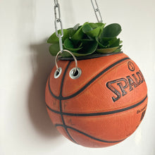 Charger l'image dans la galerie, decoration-ballon-de-basket-transforme-en-pot-de-fleur-spalding-basketball-planter