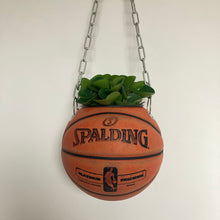 Charger l'image dans la galerie, decoration-ballon-de-basket-transforme-en-pot-de-fleur-spalding-basketball-planter