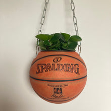 Charger l'image dans la galerie, decoration-ballon-de-basket-transforme-en-pot-de-fleur-spalding-basketball-planter