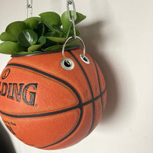 Charger l'image dans la galerie, decoration-ballon-de-basket-transforme-en-pot-de-fleur-spalding-basketball-planter