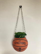 Charger l'image dans la galerie, decoration-ballon-de-basket-transforme-en-pot-de-fleur-spalding-basketball-planter