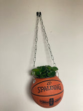 Charger l'image dans la galerie, decoration-ballon-de-basket-transforme-en-pot-de-fleur-spalding-basketball-planter