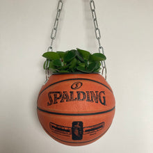 Charger l'image dans la galerie, decoration-ballon-de-basket-transforme-en-pot-de-fleur-spalding-basketball-planter
