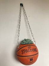 Charger l'image dans la galerie, decoration-ballon-de-basket-transforme-en-pot-de-fleur-spalding-basketball-planter