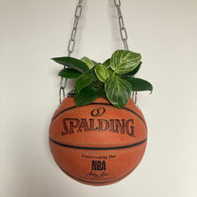 Charger l'image dans la galerie, decoration-ballon-de-basket-transforme-en-pot-de-fleur-spalding-basketball-planter