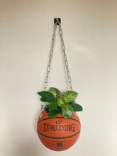 Charger l'image dans la galerie, decoration-ballon-de-basket-transforme-en-pot-de-fleur-spalding-basketball-planter