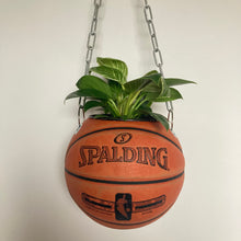 Charger l'image dans la galerie, decoration-ballon-de-basket-transforme-en-pot-de-fleur-spalding-basketball-planter