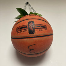 Charger l'image dans la galerie, decoration-ballon-de-basket-transforme-en-pot-de-fleur-spalding-basketball-planter