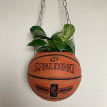 Charger l'image dans la galerie, decoration-ballon-de-basket-transforme-en-pot-de-fleur-spalding-basketball-planter