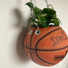 Charger l'image dans la galerie, decoration-ballon-de-basket-transforme-en-pot-de-fleur-spalding-basketball-planter