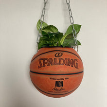 Charger l'image dans la galerie, decoration-ballon-de-basket-transforme-en-pot-de-fleur-spalding-basketball-planter