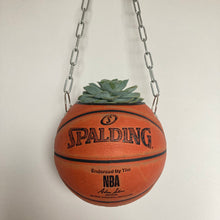 Charger l'image dans la galerie, decoration-ballon-de-basket-transforme-en-pot-de-fleur-spalding-basketball-planter
