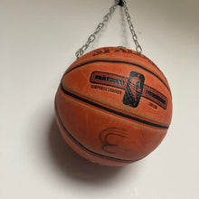 Charger l'image dans la galerie, decoration-ballon-de-basket-transforme-en-pot-de-fleur-spalding-basketball-planter