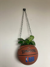 Charger l'image dans la galerie, decoration-ballon-de-basket-transforme-en-pot-de-fleur-spalding-nba-basketball-planter