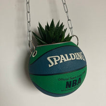 Charger l'image dans la galerie, decoration-ballon-de-basket-transforme-en-pot-de-fleur-spalding-vert-et-bleu-basketball-planter