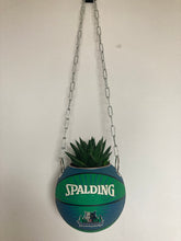 Charger l'image dans la galerie, decoration-ballon-de-basket-transforme-en-pot-de-fleur-spalding-vert-et-bleu-basketball-planter