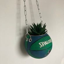 Charger l'image dans la galerie, decoration-ballon-de-basket-transforme-en-pot-de-fleur-spalding-vert-et-bleu-basketball-planter