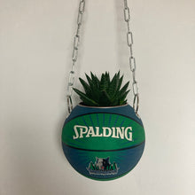 Charger l'image dans la galerie, decoration-ballon-de-basket-transforme-en-pot-de-fleur-spalding-vert-et-bleu-basketball-planter